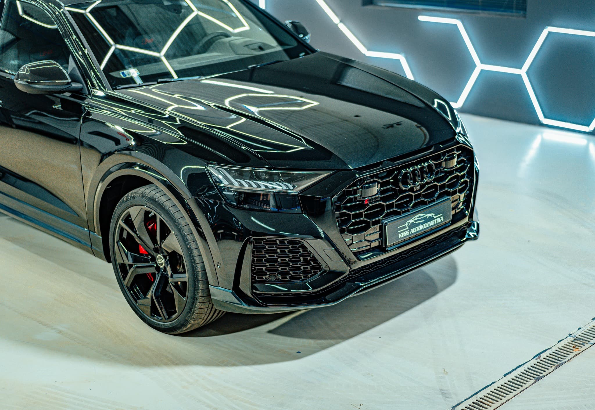 Fekete Audi SUV-coupé kerámia bevonat után a kecskeméti műhely fényalagútjában