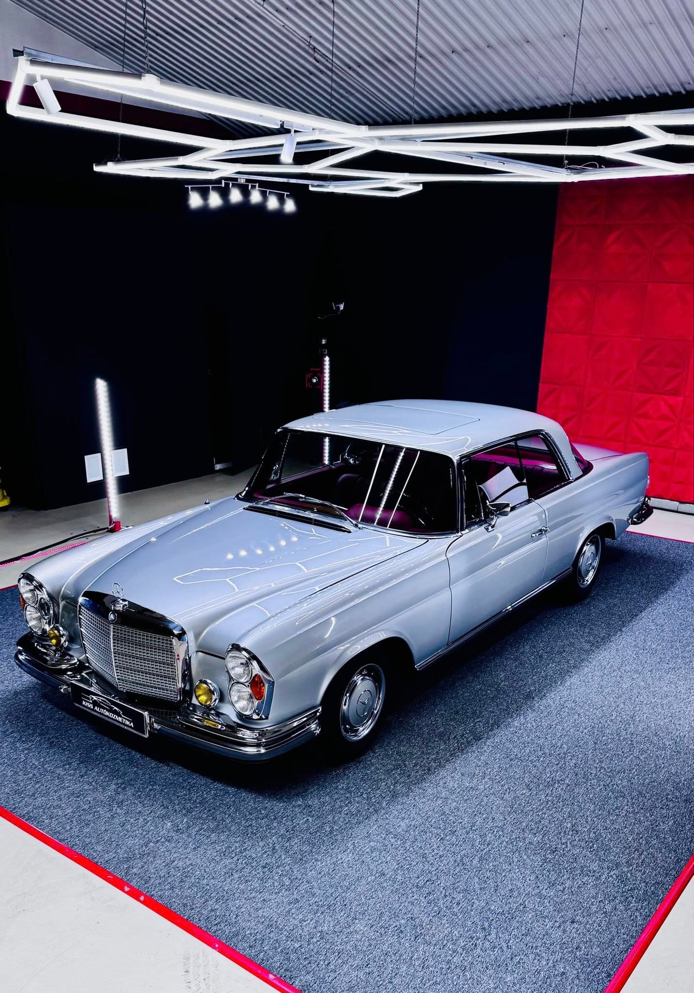 Ezüst veterán Mercedes-Benz kupé oldalnézetből, felújított fényezéssel