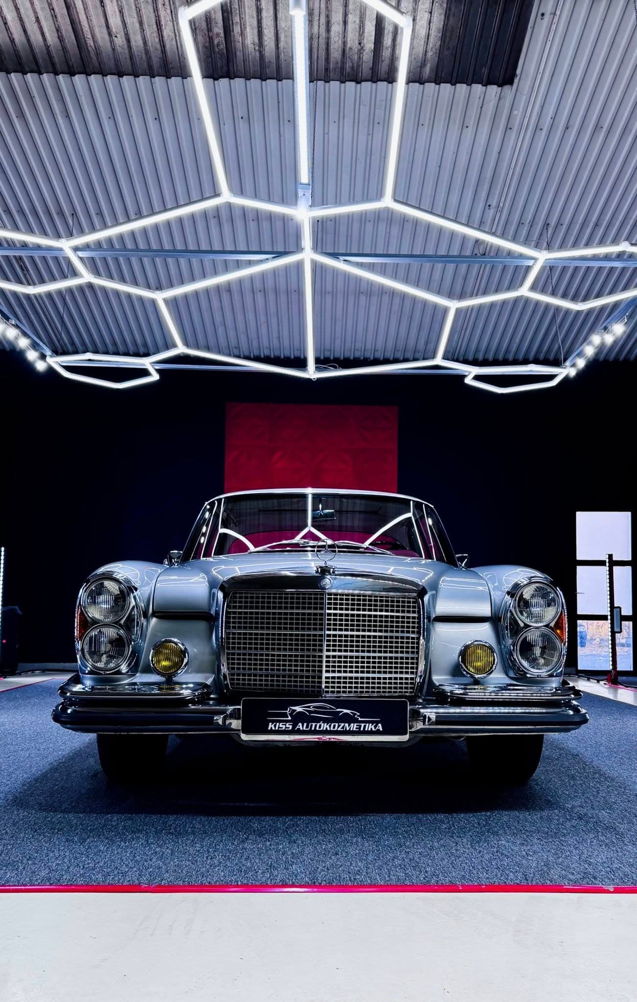 Ugyanaz a veterán Mercedes-Benz kupé szemből, tükörfényes krómmal