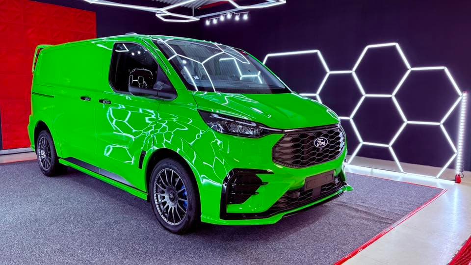 Élénkzöld Ford Transit Custom furgon a kezelés után