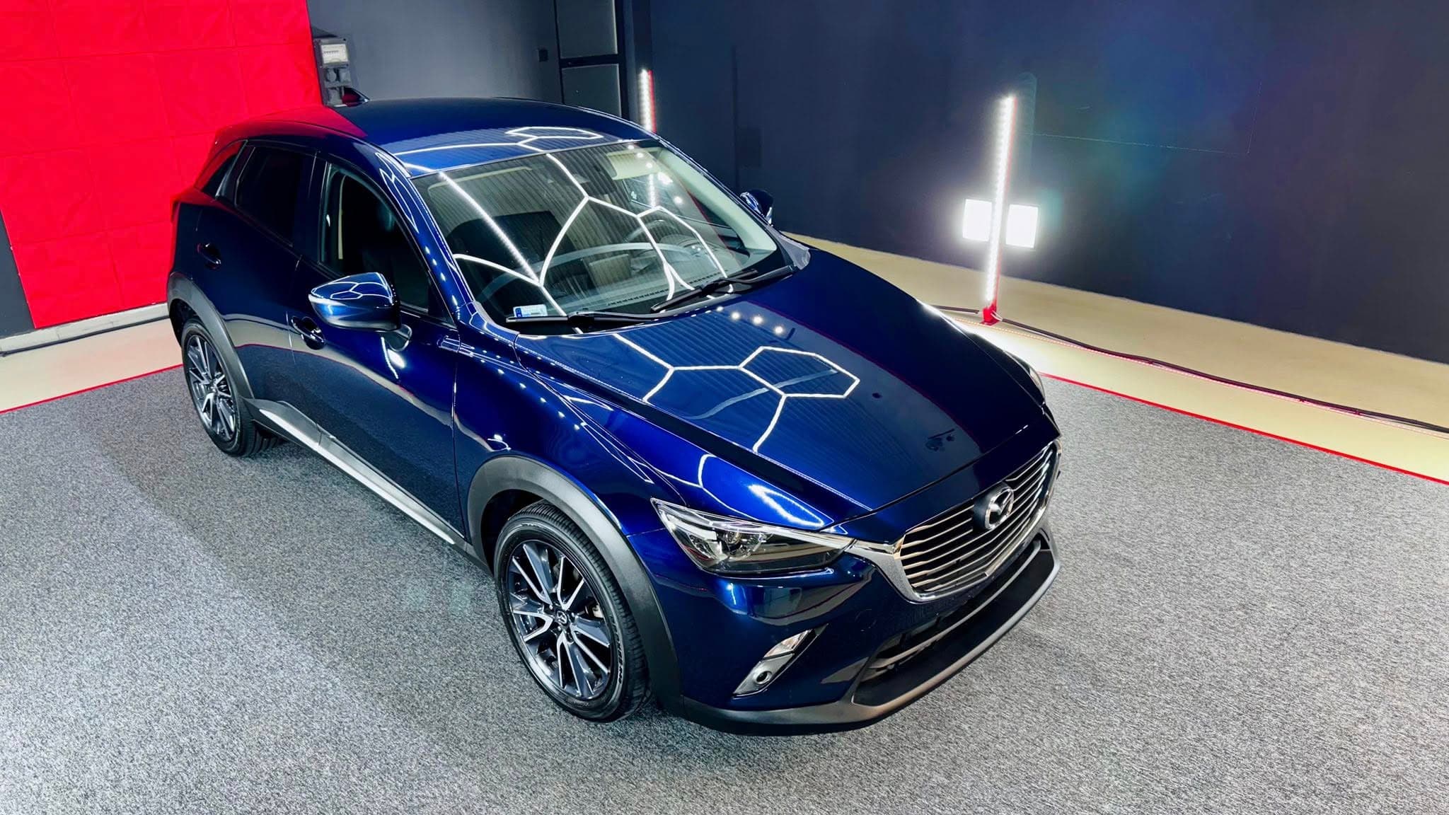 Sötétkék Mazda crossover mély, hidrofób felülettel