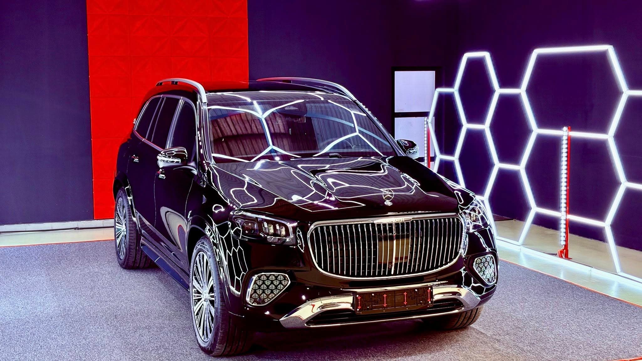 Sötét Mercedes-Maybach luxus-SUV kerámiával kezelt karosszériával
