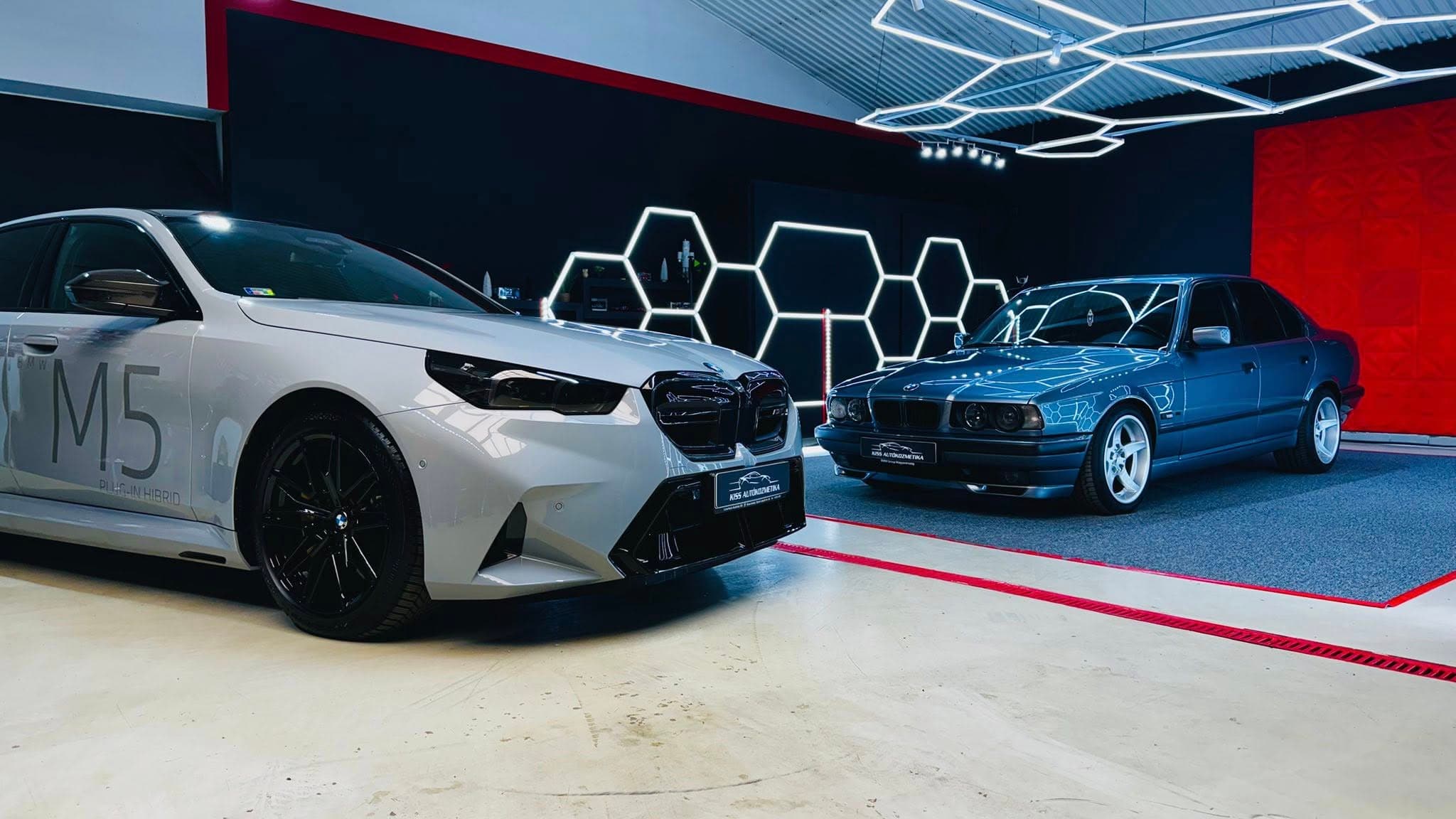 Fehér BMW M5 és egy felújított klasszikus BMW a fényalagútban