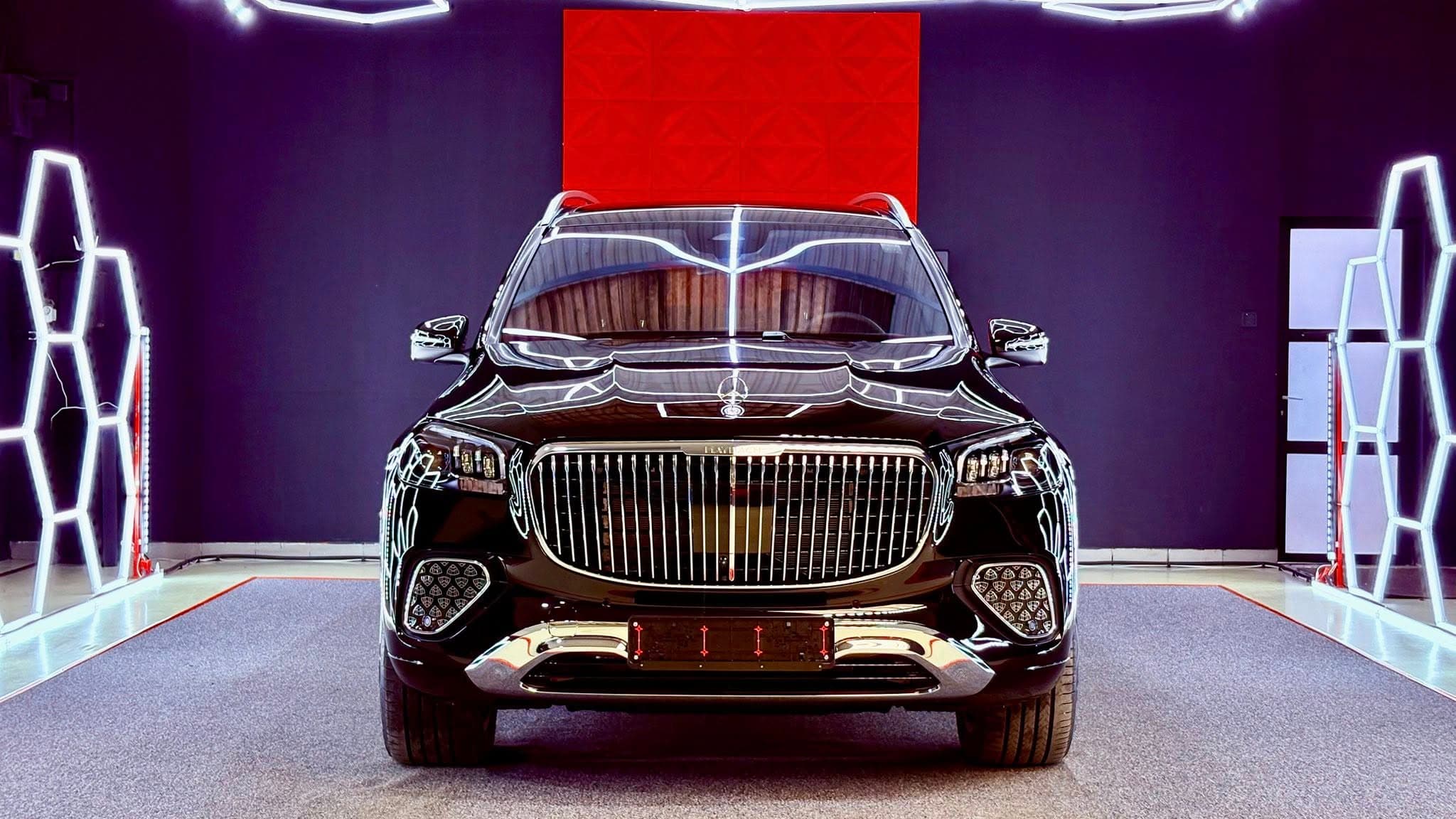 Mercedes-Maybach szemből, tükörként visszaverődő fényekkel